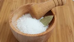 Miska se solí a tři bobkové listy na okenní parapet: osvědčený trik, který vyřeší častý problém