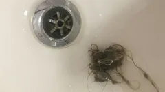 Jak se jednou provždy zbavit vlasů v odpadním potrubí: Řešení je rychlé a velmi jednoduché