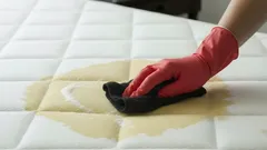 Jak odstranit žluté skvrny z matrace pomocí jednoduchých rad od hospodyňky